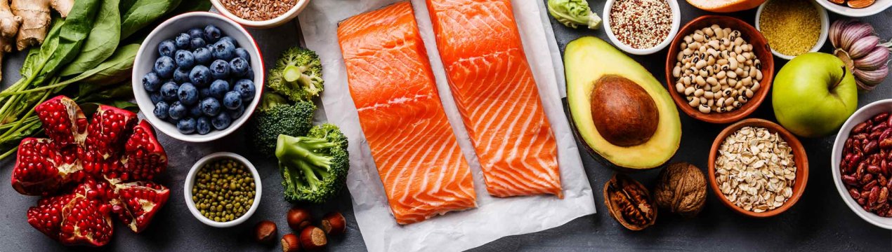 Росспоживнагляд рекомендує росіянам налягати на лосось, гранати і оливкове масло