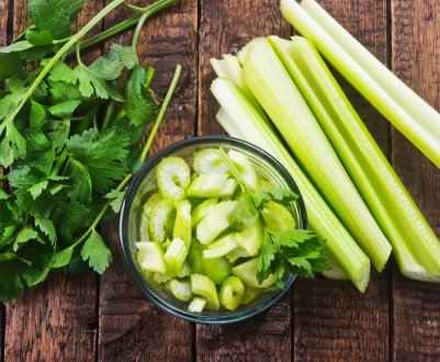 Потрібно чистити стебла селери перед вживанням?