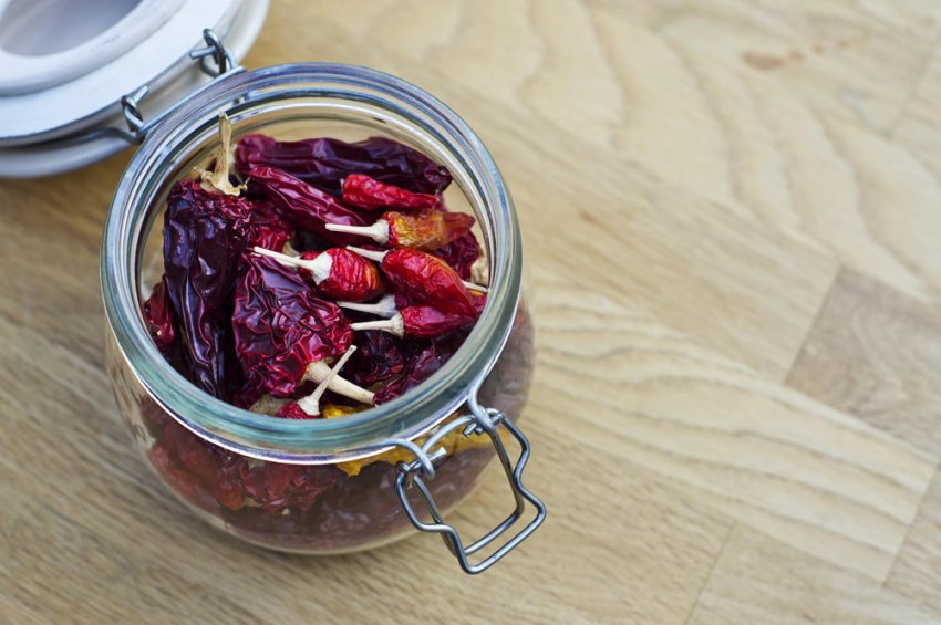 Сушений гіркий перець в банку