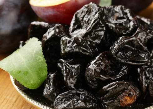 Чем полезен чернослив для организма?