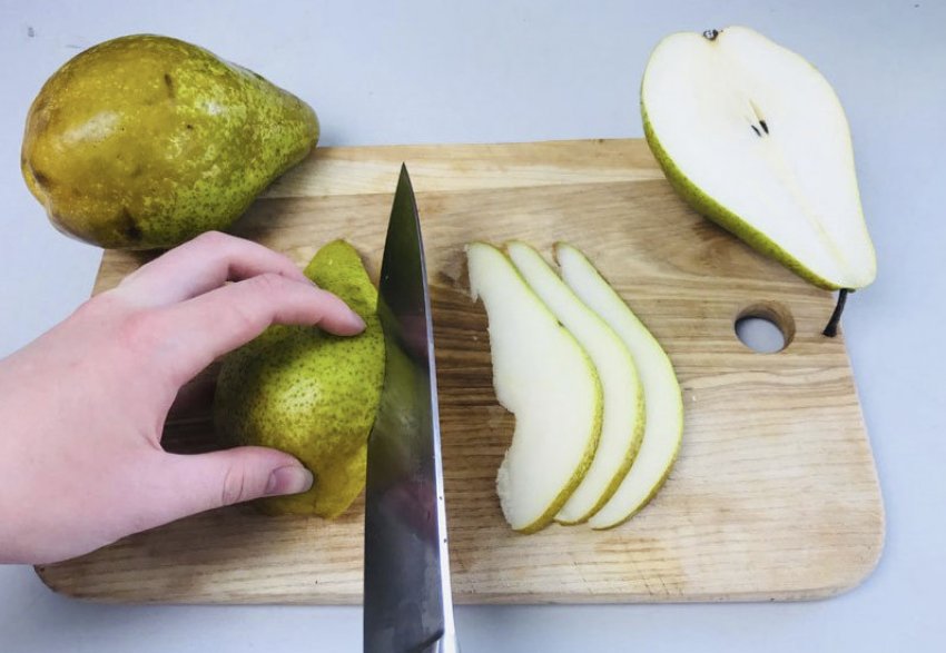 Нарізка груші часточками для зберігання