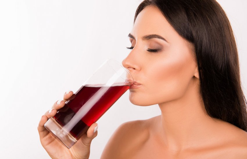 Жінка п'є вишневий сік