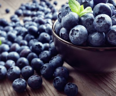 Для вирощування здорової чорниці краще поруч з нею висаджувати трави, ніж використовувати добрива