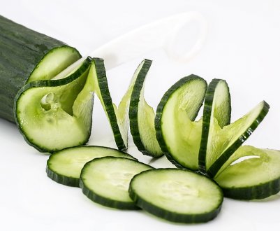 Свіжі огірки місцевого виробництва в Україні дешевшають