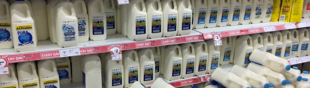 В Австралії супермаркети-гіганти піднімають ціни на молоко