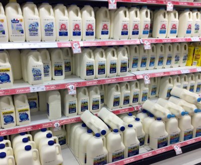 В Австралії супермаркети-гіганти піднімають ціни на молоко