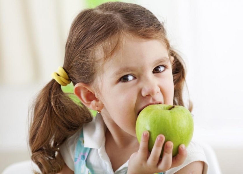 Польза яблок для детей