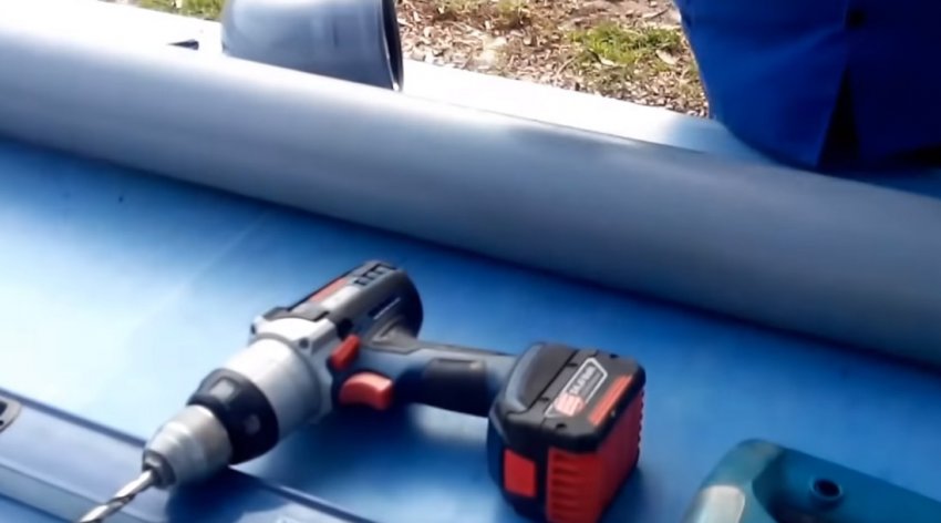 Труба на столі