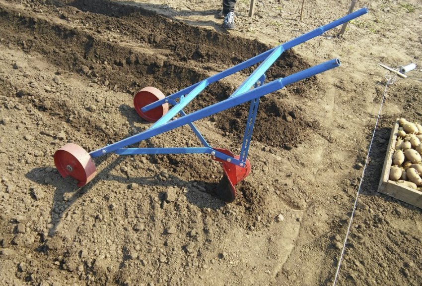 Плуг для посадки картоплі траншейным способом Плуг для посадки картоплі траншейным способом