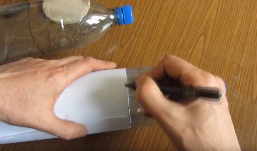 Пляшка і аркуш паперу