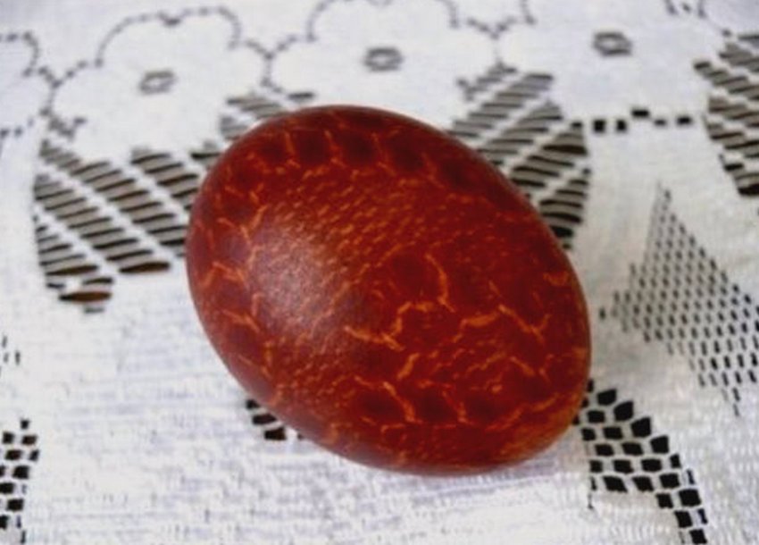 Фарбування яєць цибулевої лушпинням з мереживом Фарбування яєць цибулевої лушпинням з мереживом