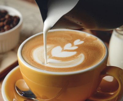 Майже половина британських любителів кави вибирають веганську молоко