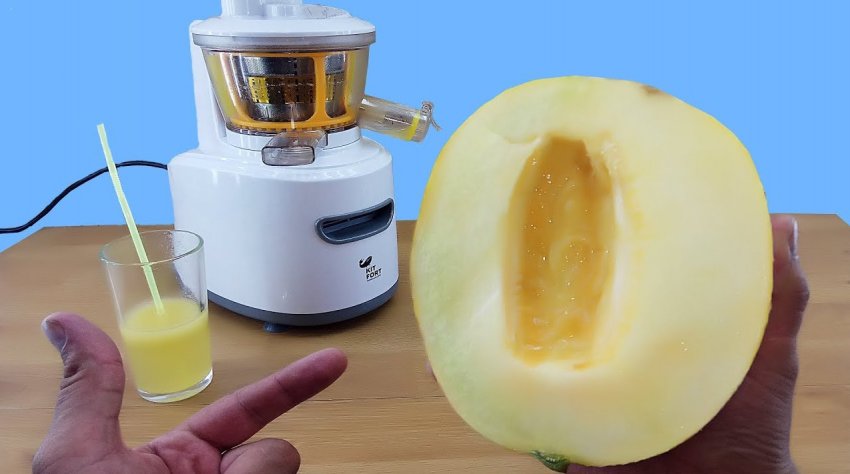 Процес вичавлювання соку з дині