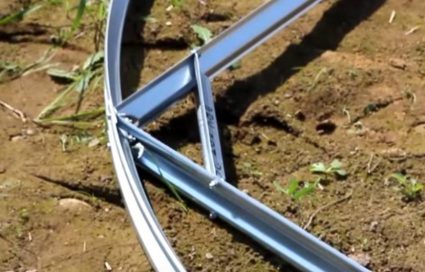 Кріплення силової дуги до куті з'єднання підкоси і горизонтальної стяжки Кріплення силової дуги до куті з'єднання підкоси і горизонтальної стяжки