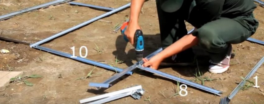 Торцеві з'єднувальні деталі кріпляться до вертикалях Торцеві з'єднувальні деталі кріпляться до вертикалях