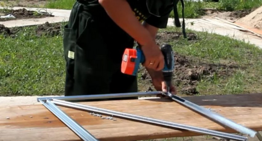 З'єднання верхніх торцевих кватирок З'єднання верхніх торцевих кватирок