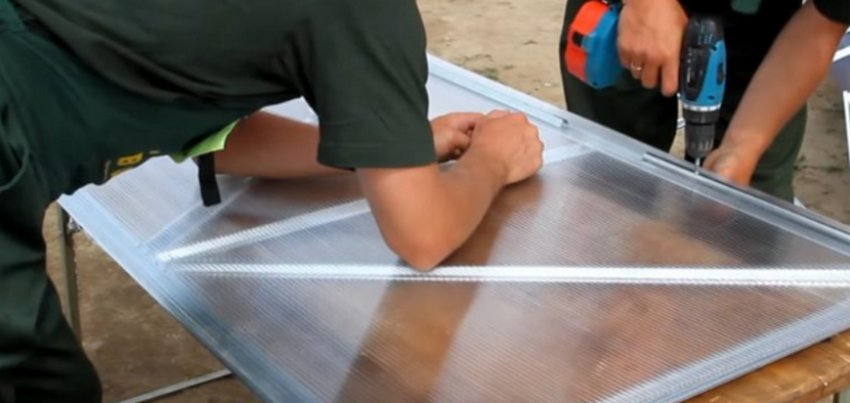 Обшивка дверей полікарбонатом Обшивка дверей полікарбонатом