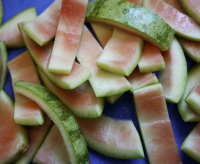 Чи можна давати кроликам кавунові кірки та м'якоть?