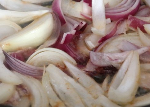 Можна смажити червоний лук замість білого