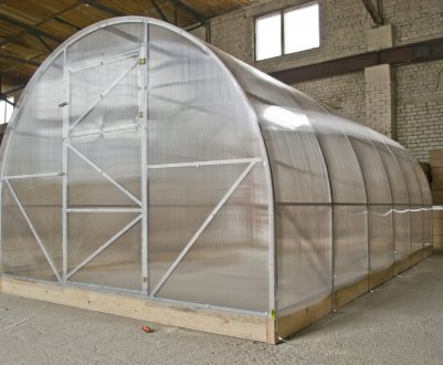 Особливості теплиці Урожай ПК з полікарбонату