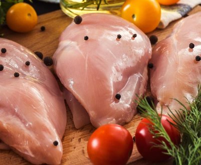 У недорогих супермаркетах Німеччини продається половина курячого м'яса забруднена бактеріями