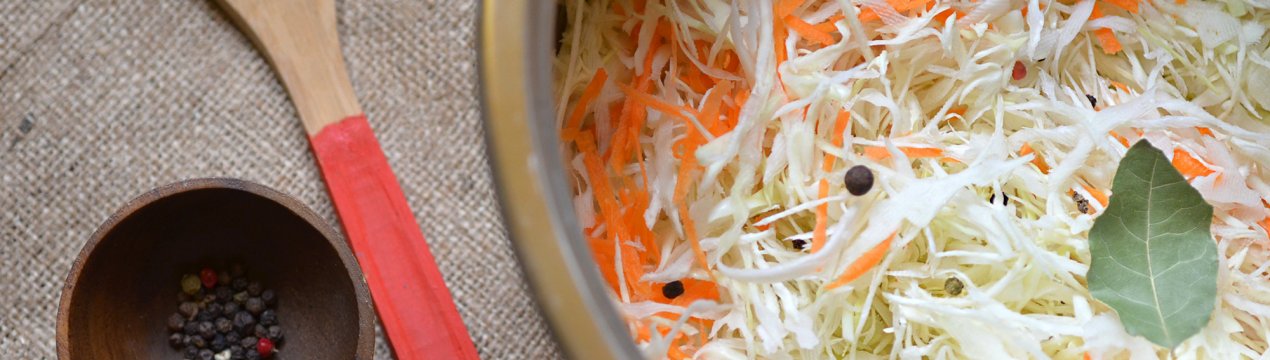 Можно ли есть квашеную капусту перед сном. . Можно ли есть квашеную капусту перед сном фото. Можно ли есть квашеную капусту перед сном-. картинка Можно ли есть квашеную капусту перед сном. картинка . Правильный рацион играет важную роль в том, чтобы человек не чувствовал дискомфорта из-за голода или переедания. Быстро насытиться и снизить аппетит помогает такой простой продукт, как квашеная капуста. Она нормализует микрофлору кишечника, способствует правильному пищеварению. Для большей пользы важно знать, когда и в каком количестве лучше есть закуску, можно ли на ночь и с чем сочетать.
