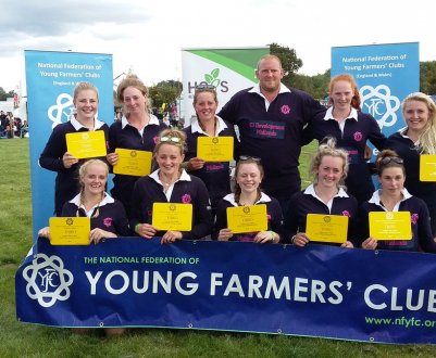 У Північній Ірландії молоді фермери вийдуть на сцену щорічного одноактного драматичного конкурсу