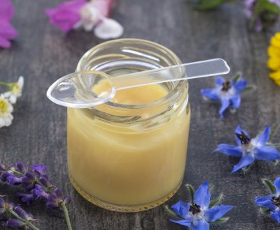 Збір маточного молочка в домашніх умовах