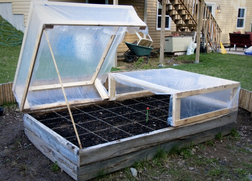 Переносний міні-парник з дерева і плівки Переносний міні-парник з дерева і плівки