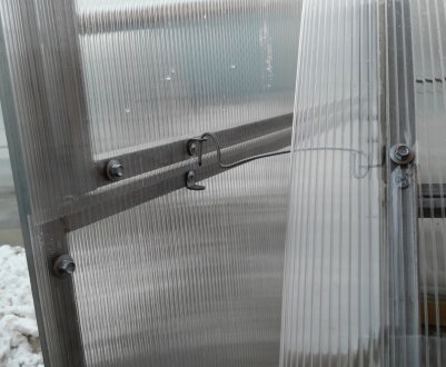 Як і чим кріпити полікарбонат до металевого каркаса теплиці?