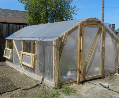 Як правильно зробити теплицю з плівки своїми руками?