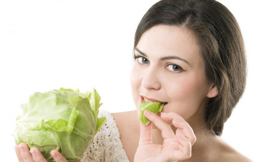 Женщина ест капусту