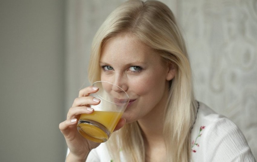 Жінка п'є компот