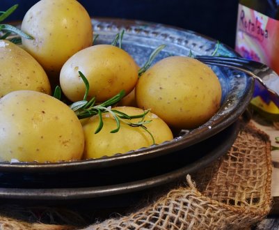 На ринках Закарпаття вже з'явився місцевий молодий картопля за нечуваними цінами