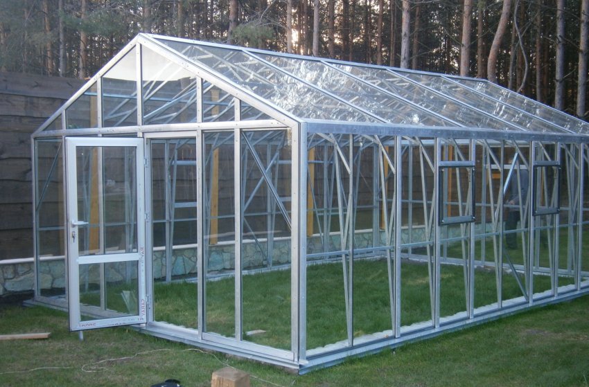 Теплиця з алюмінієвого профілю і скла