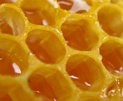 Як отримати мед із стільників без медогонки