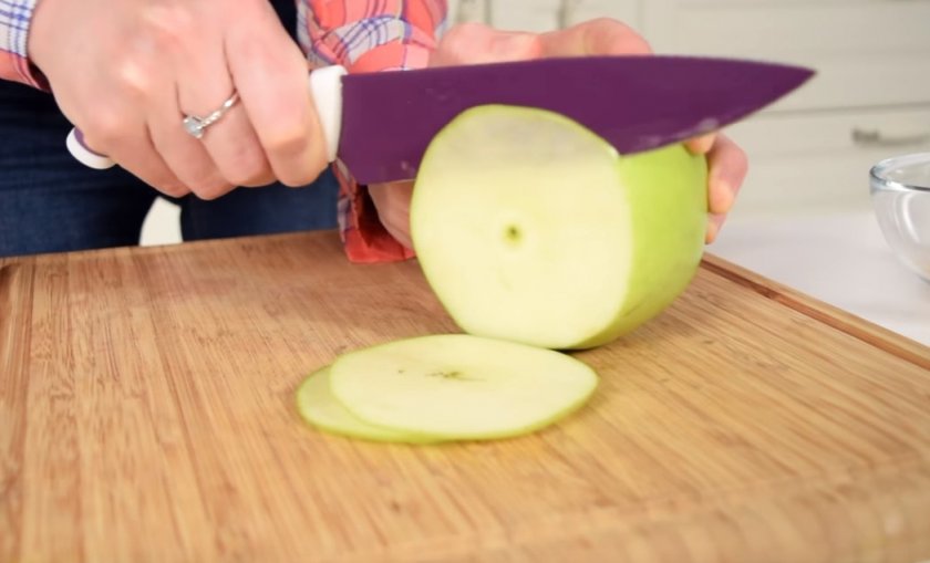 Яблочные чипсы в духовке и в микроволновке: 2 пошаговых рецепта