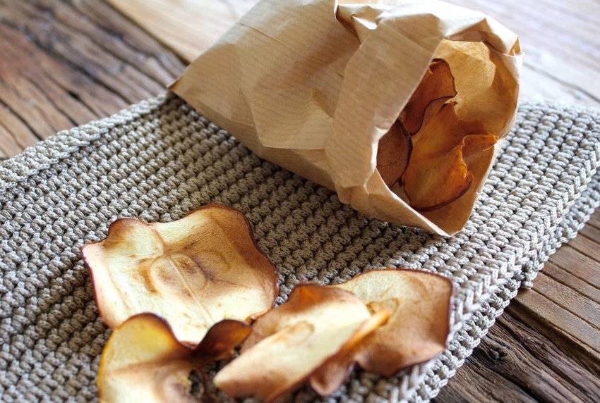 Чіпси з яблук у паперовому пакеті Чіпси з яблук у паперовому пакеті