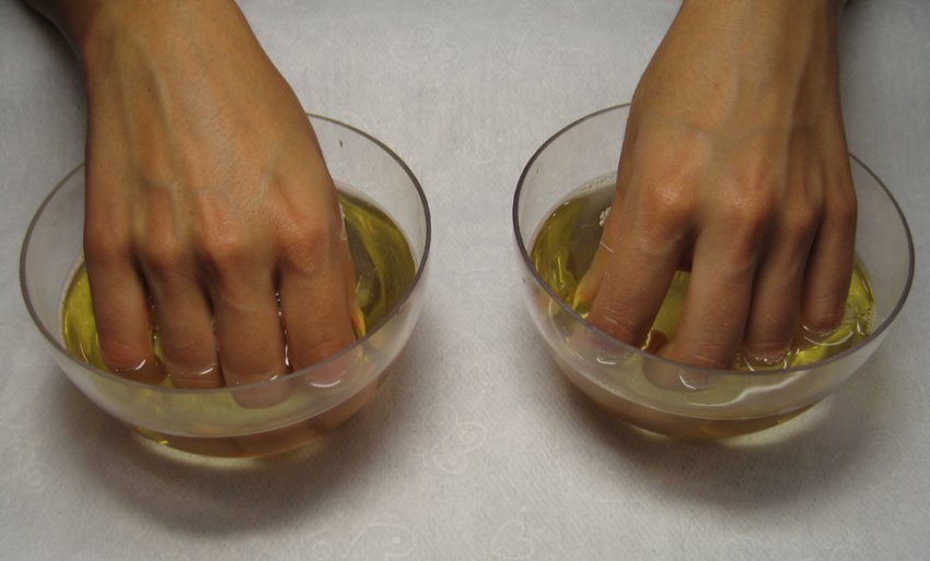 Занурення рук у розчин з абрикосових маслом