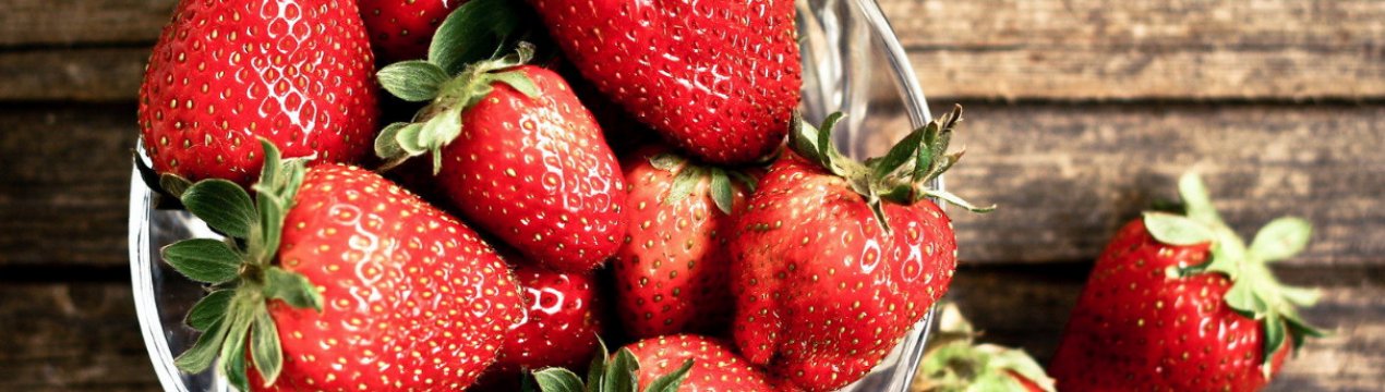 Почему кормящей маме нельзя клубнику. . Почему кормящей маме нельзя клубнику фото. Почему кормящей маме нельзя клубнику-. картинка Почему кормящей маме нельзя клубнику. картинка . Этап грудного вскармливания крайне важен для правильного развития младенца. Именно в этот период формируется иммунитет ребенка, его устойчивость к заболеваниям. Кормящие мамы должны заботиться о качестве грудного молока, о достаточном содержании полезных веществ в нем. Для этого требуется правильно питаться, включить в рацион свежие фрукты, овощи, зелень, ягоды.