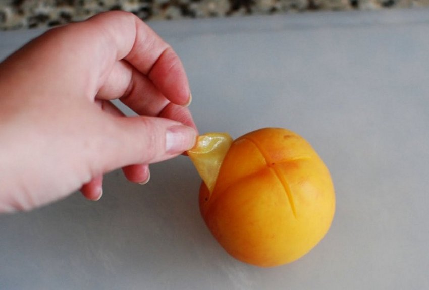 Зняття шкірки з абрикоса Зняття шкірки з абрикоса