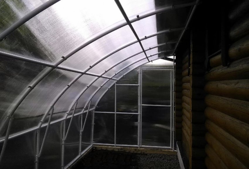 Пристінна теплиця з полікарбонату