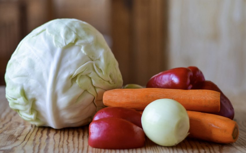 Інгредієнти для маринування капусти з перцем