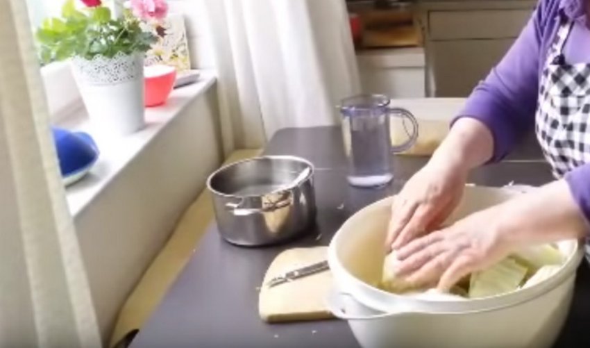 Острая квашеная капуста рецепты. 74897.pr6tn0.850. Острая квашеная капуста рецепты фото. Острая квашеная капуста рецепты-74897.pr6tn0.850. картинка Острая квашеная капуста рецепты. картинка 74897.pr6tn0.850. Капуста в рассоле отличается резковато-кисловатым и довольно солоноватым вкусом, который находит удачное применение в приготовлении всевозможных кислых щей. Также из преимуществ можно сказать, что капуста всегда остается хрустящей, если соблюдать правила хранения.