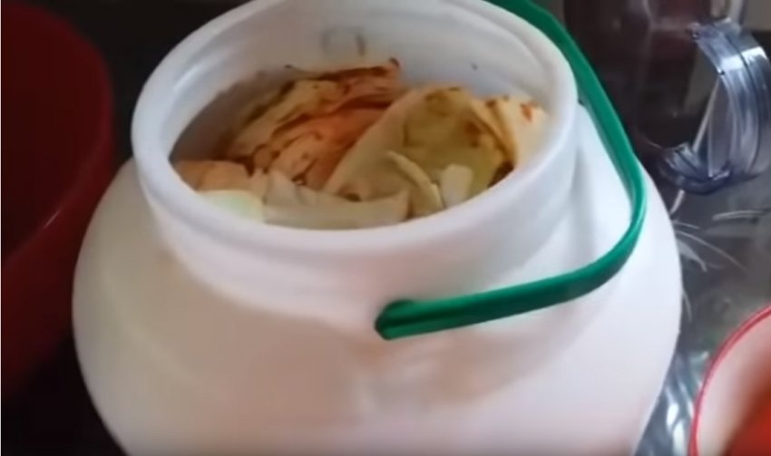 Острая квашеная капуста рецепты. 74901.pr6too.850. Острая квашеная капуста рецепты фото. Острая квашеная капуста рецепты-74901.pr6too.850. картинка Острая квашеная капуста рецепты. картинка 74901.pr6too.850. Капуста в рассоле отличается резковато-кисловатым и довольно солоноватым вкусом, который находит удачное применение в приготовлении всевозможных кислых щей. Также из преимуществ можно сказать, что капуста всегда остается хрустящей, если соблюдать правила хранения.