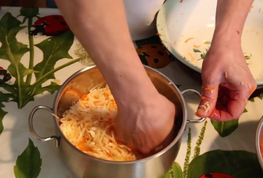Засолить капусту быстро и вкусно в кастрюле: лучшие способы и рецепты || Как вкусно посолить капусту на зиму