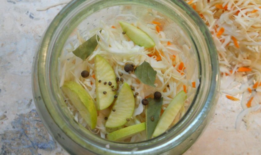 Солона капуста с яблоками