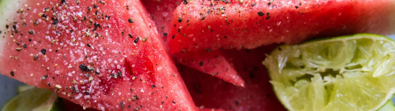 Простой рецепт консервирования арбузов. . Простой рецепт консервирования арбузов фото. Простой рецепт консервирования арбузов-. картинка Простой рецепт консервирования арбузов. картинка . Арбузы на зиму – диковинка, скажете вы? Возможно, но только первое время. С этой заготовкой так легко войти во вкус, что того и гляди придется расширять кладовку. А сколько удивления будет у гостей, когда вы предложите им попробовать эту оригинальную закуску! Согласитесь, кусочек сладкого сочного арбуза в зимнее время – это просто мечта! В общем, решено – маринованным арбузам непременно быть!