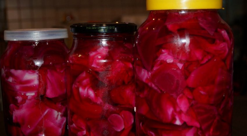 Солона капуста со свеклой