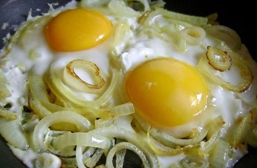 Жареный лук с яйцом